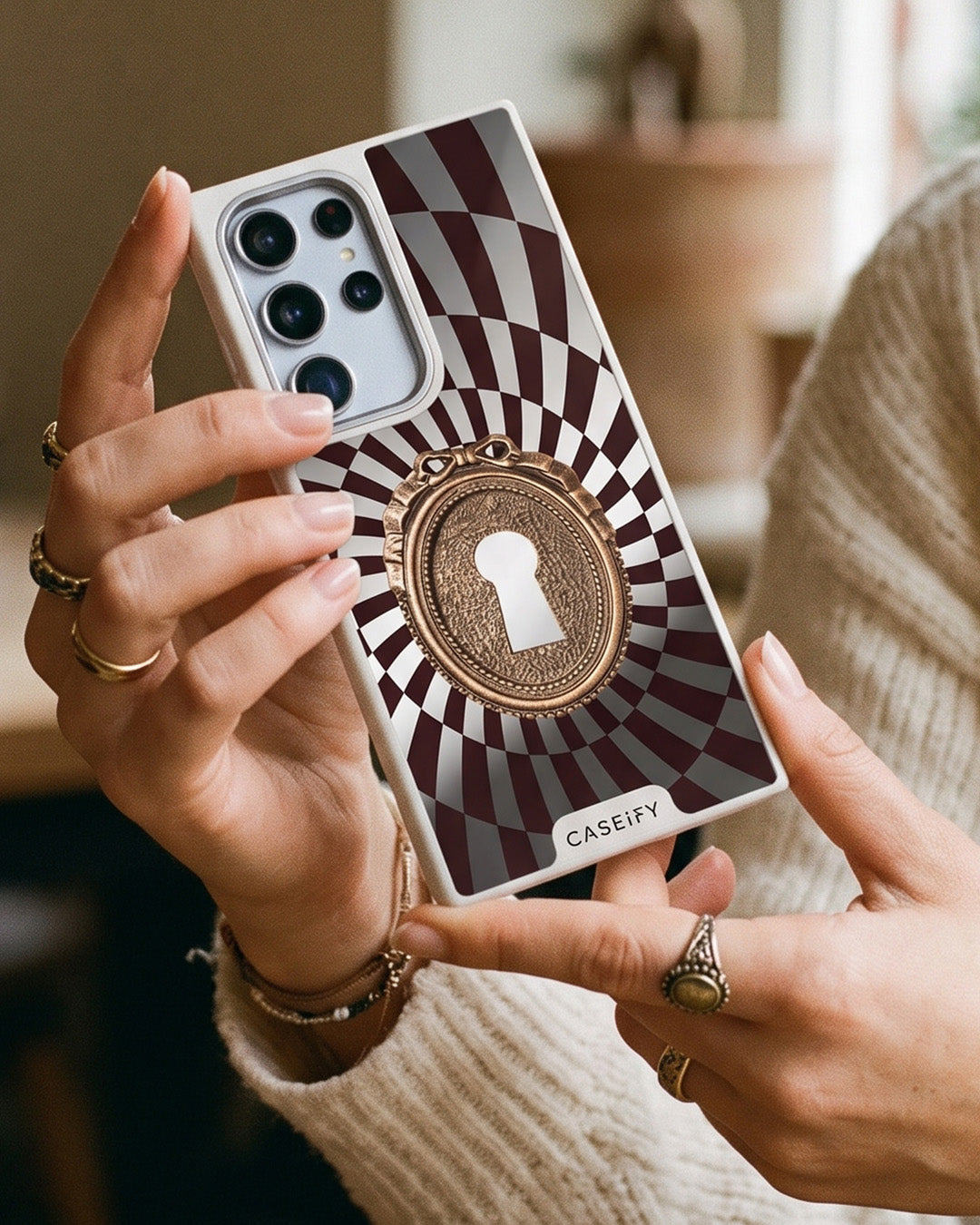 Vintage Keyhole Samsung Galaxy S24 Case